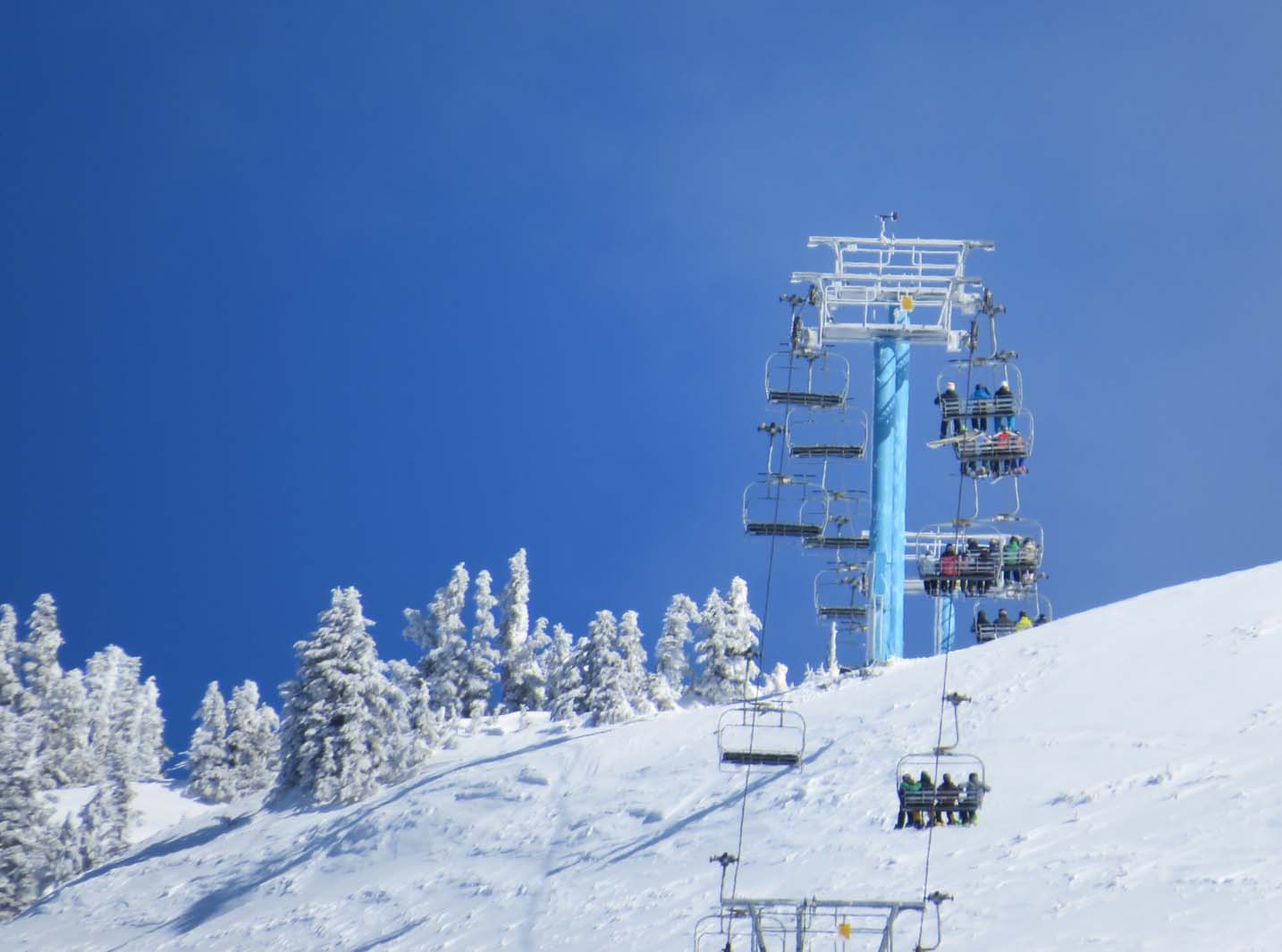 温哥华岛华盛顿山滑雪场的滑雪者和滑雪板乘坐缆车的特写镜头