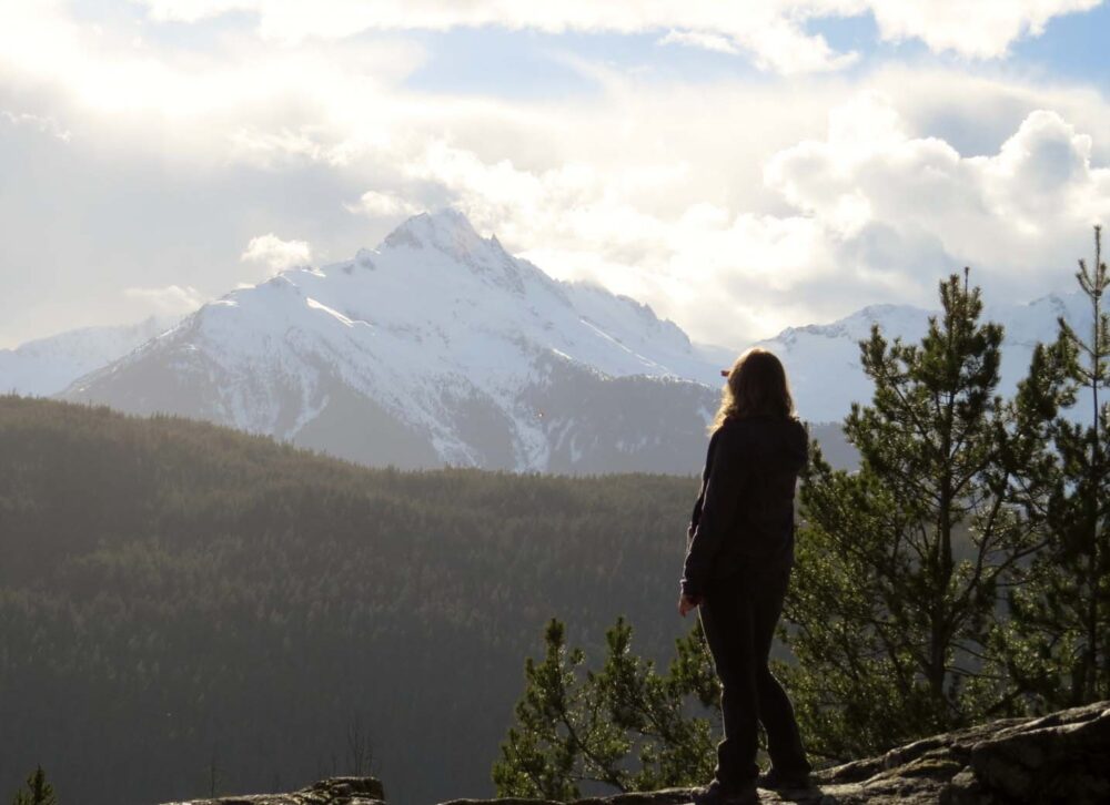 杰玛的后视图，在风景视点望向山谷另一侧的雪山