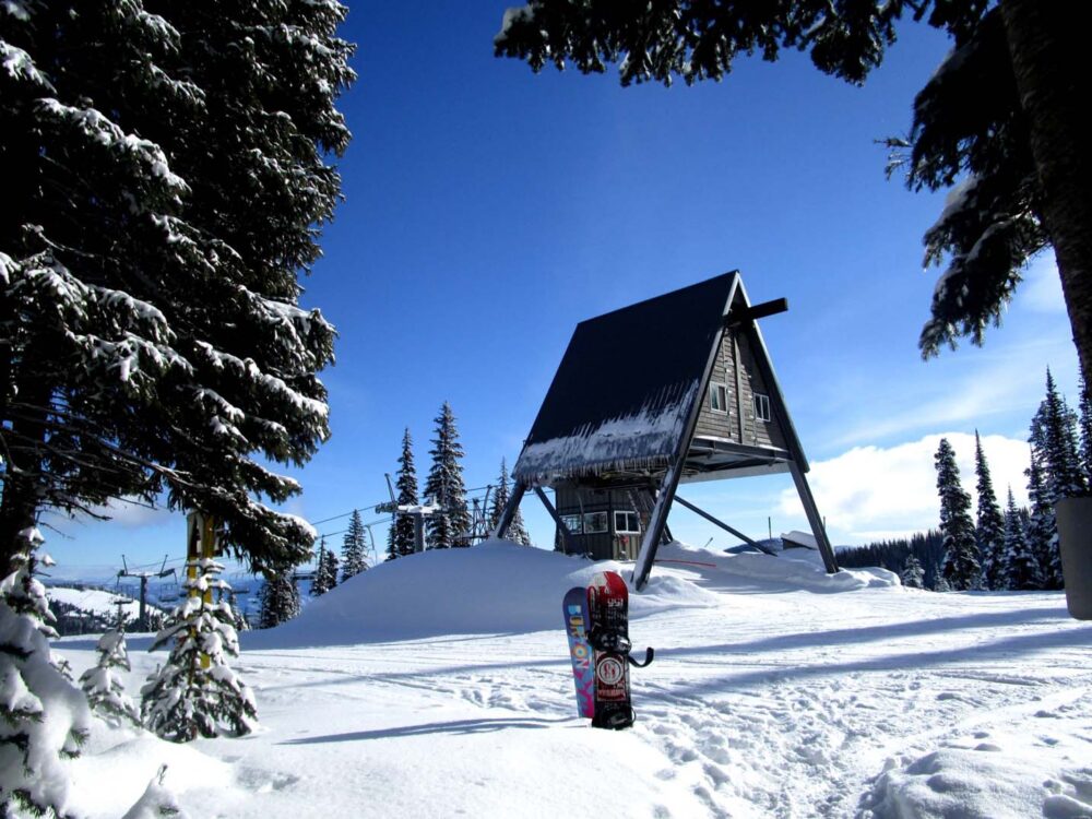 在卑诗省的艾派克山滑雪场，在缆车前的雪地滑雪板