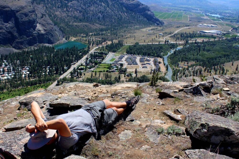 JR在一个炎热的夏天徒步到麦金太尔悬崖的顶峰后躺在地上休息