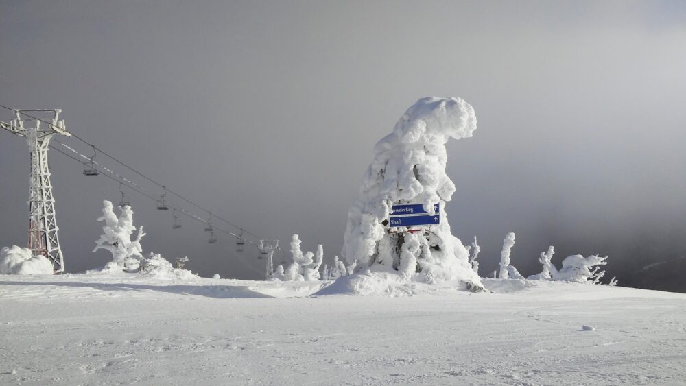 秃头山滑雪场的雪上缆车，这是你可以在加拿大工作的众多滑雪场之一