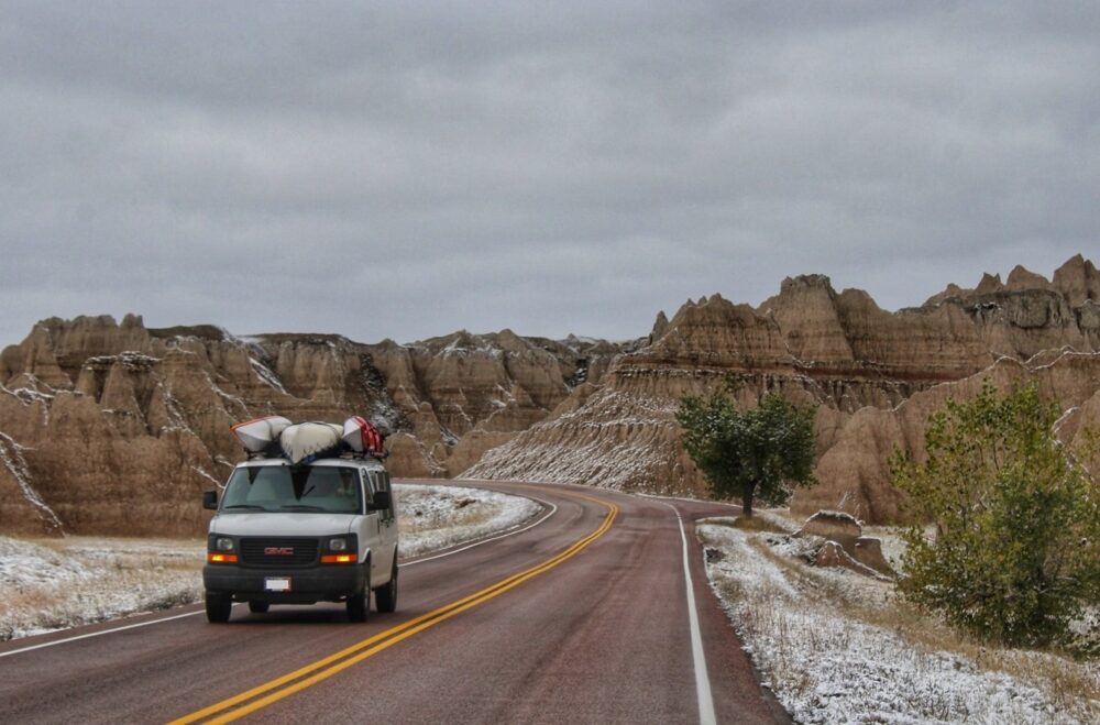 GMC萨瓦纳货车行驶在南达科他州的荒地国家公园