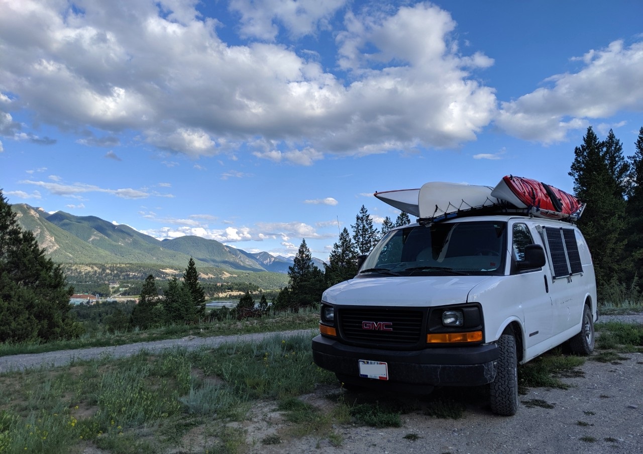 DIY面包车改装，在不列颠哥伦比亚省的免费露营点，以山为背景