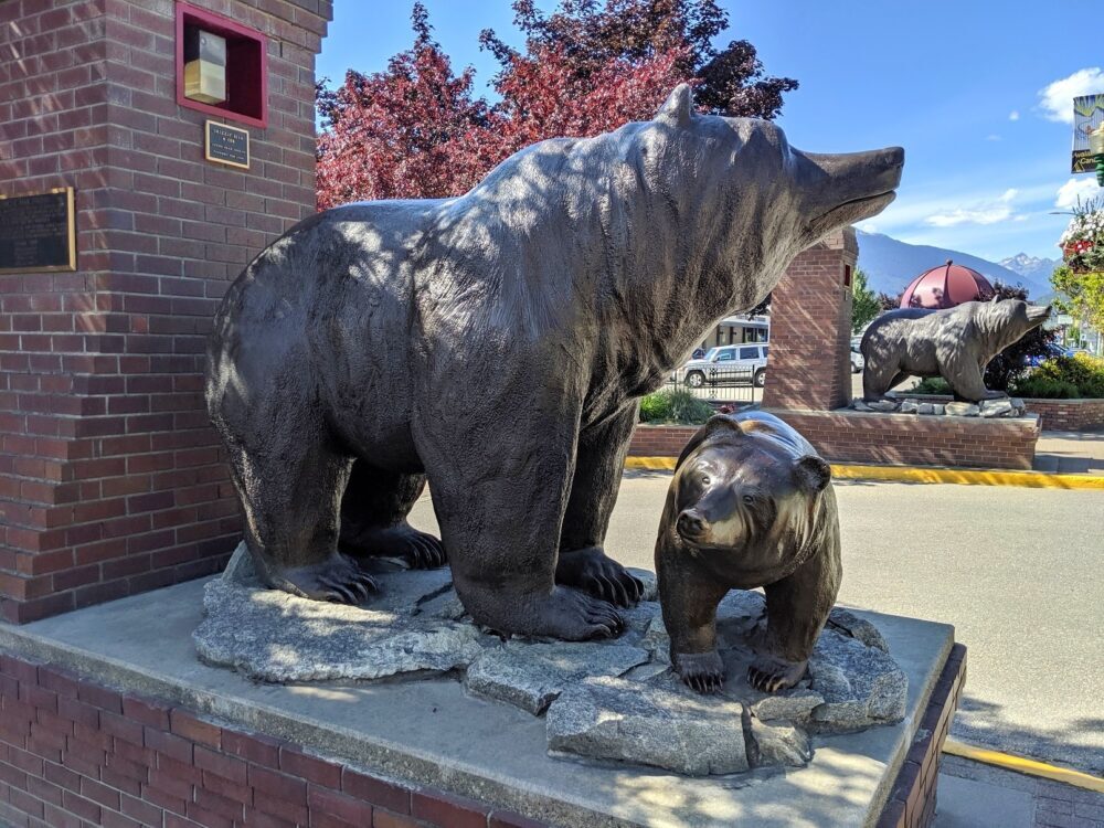 母灰熊和幼崽的雕像坐落在Revelstoke市中心的一个基座上