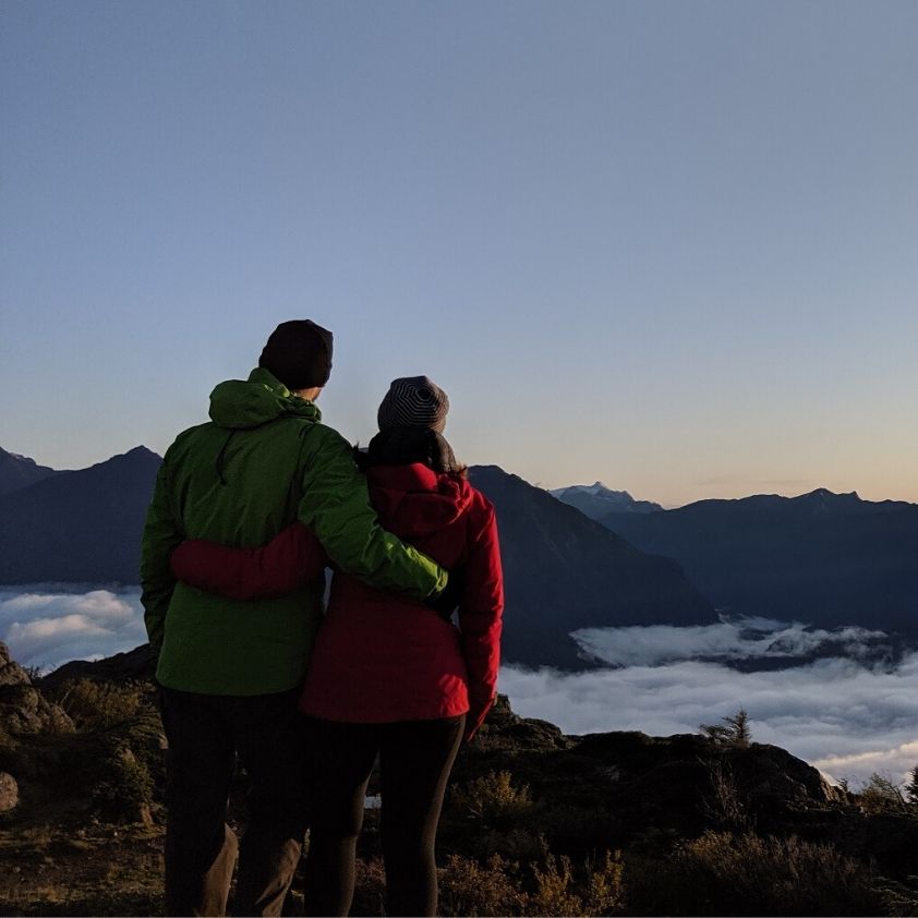杰玛和JR在锡帽山上看日出的后景