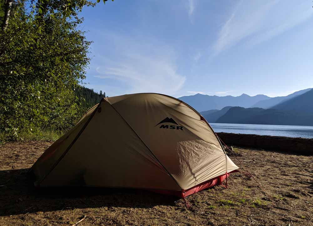 MMSR Freelite帐篷在湖边的沙滩上，以山为背景