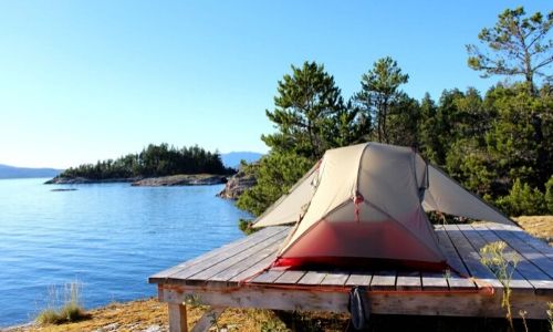 帐篷搭在海边的木制帐篷平台上
