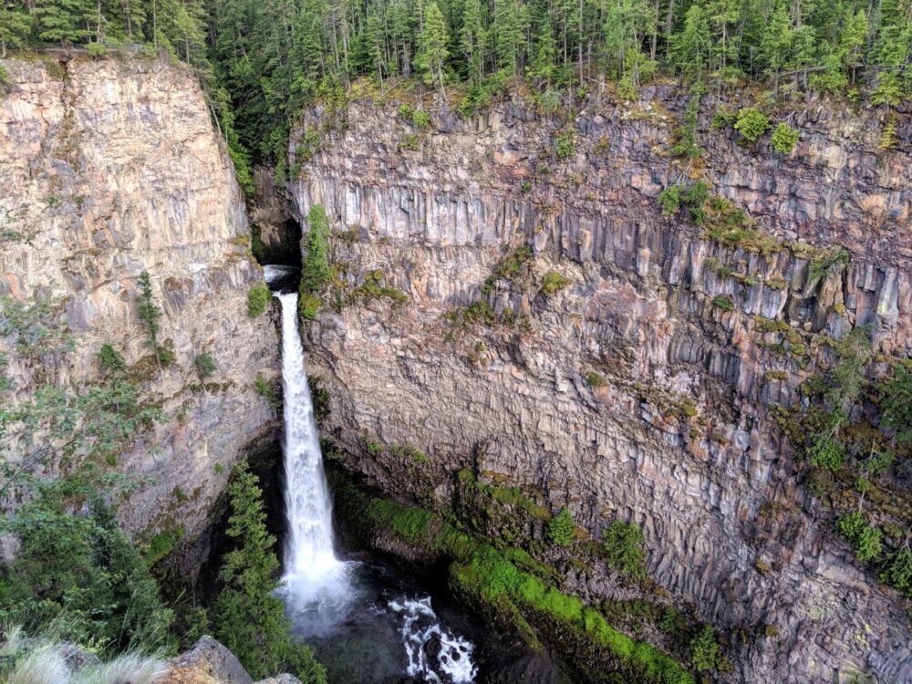 一个高高的瀑布从下面的岩壁上戏剧性地落下