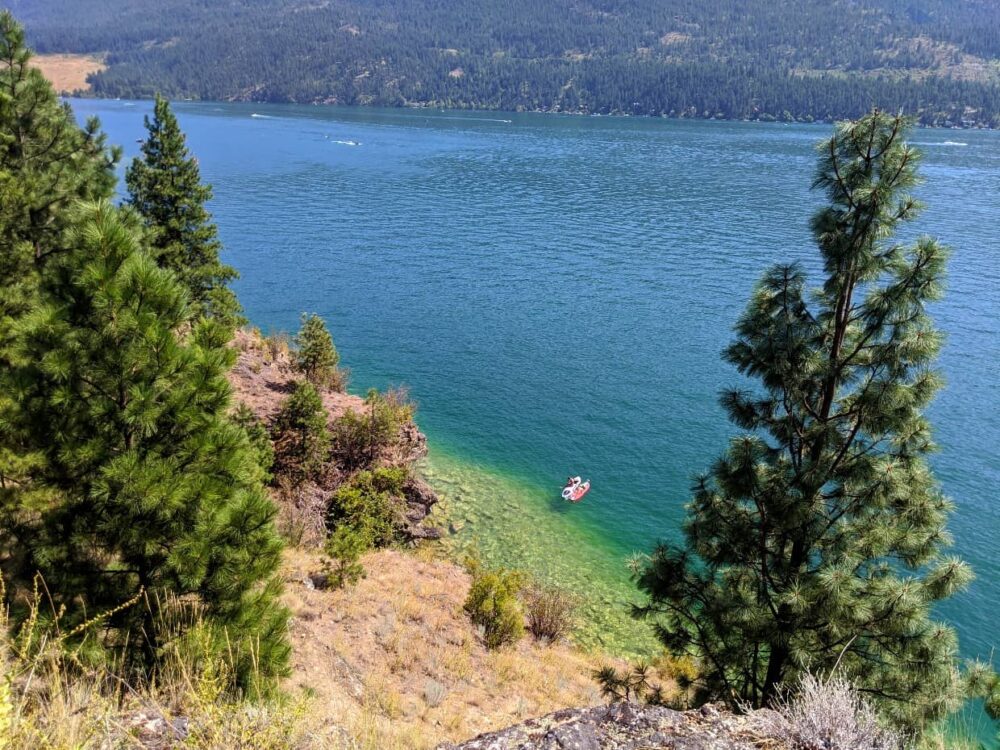 俯瞰碧绿的湖面，冲浪的人漂浮在水面上