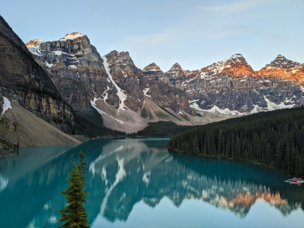 标志性的冰碛湖景色与十个雪峰背景反射湖