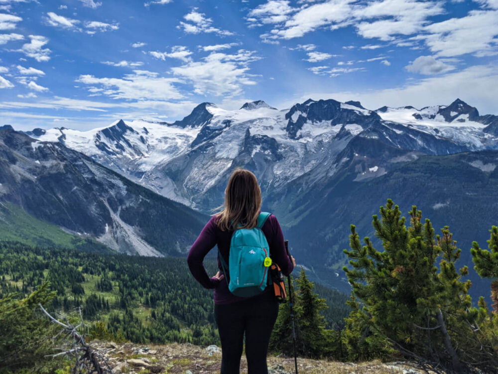 杰玛站在壮观的景色前与山脉和冰川，Jumbo Pass, BC