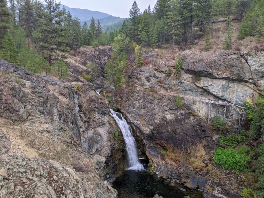 瀑布从峡谷的边缘倾泻入水池。它被岩石景观包围着
