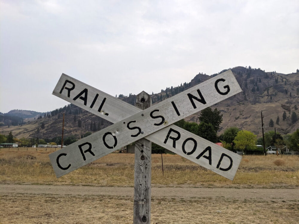 位于不列颠哥伦比亚省中途岛的铁路道口标志，特点是纵横交错的木板