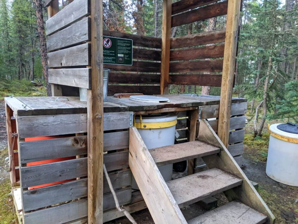 森林里的木制露天外屋，带楼梯