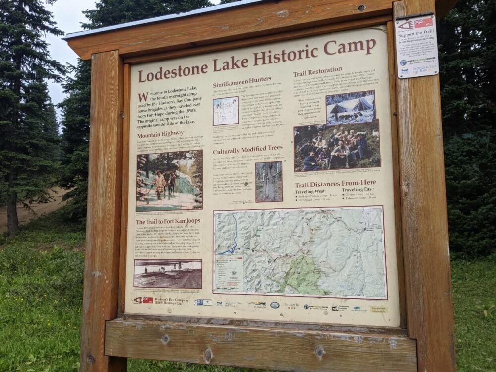 洛斯通湖历史营地的近景解释标牌