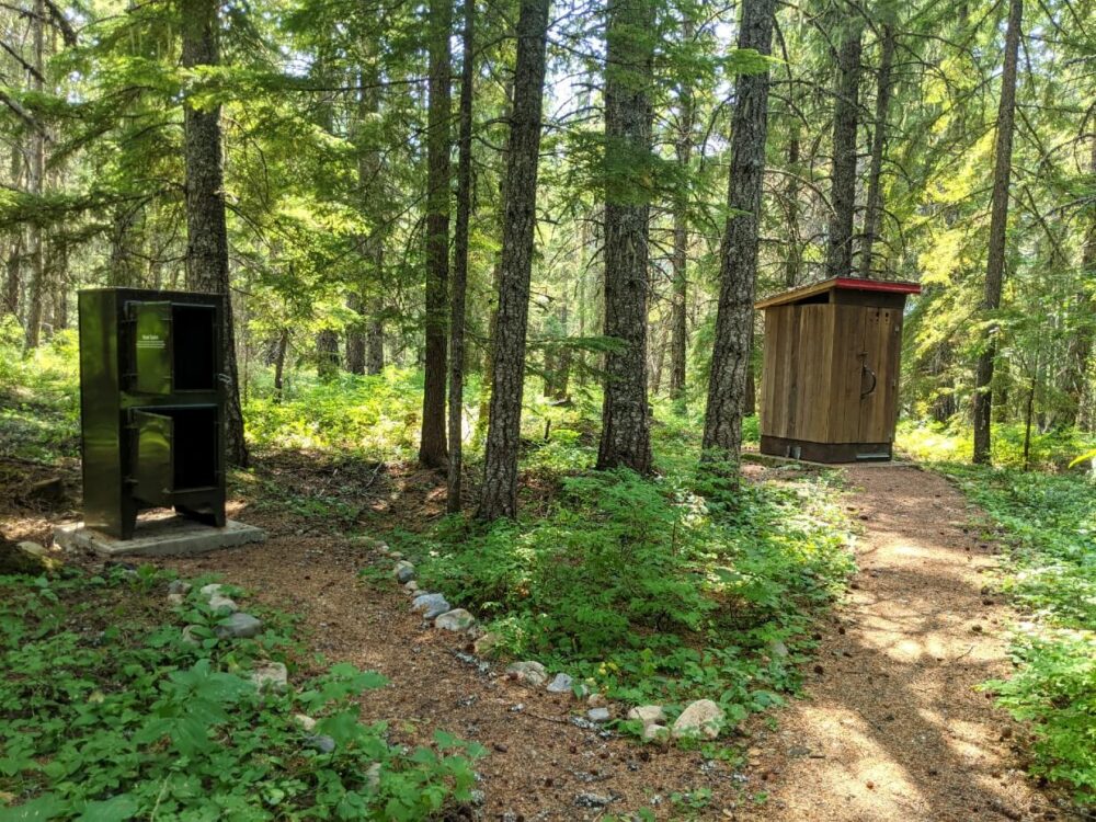 Sowaqua Creek的森林区域，有户外厕所和金属食物贮藏处
