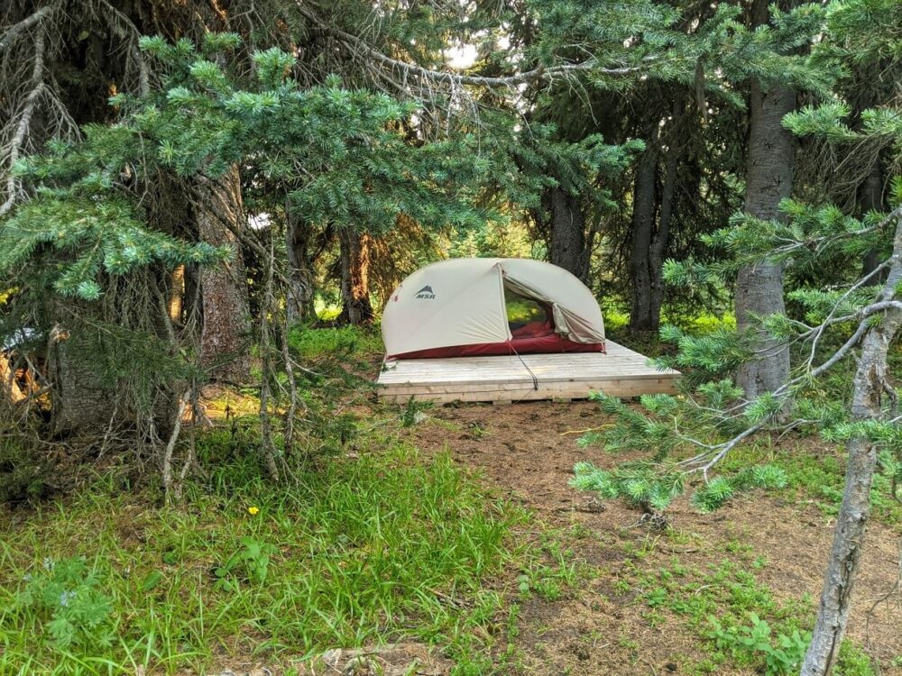 在黑眼的营地在木制帐篷垫上搭起帐篷