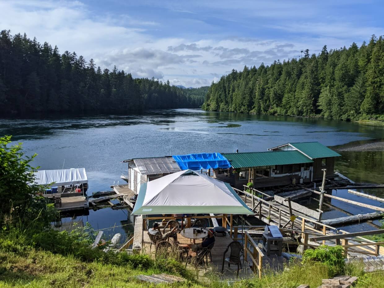 俯瞰螃蟹小屋的高架景观，它的特色是在湖上有许多覆盖的漂浮建筑