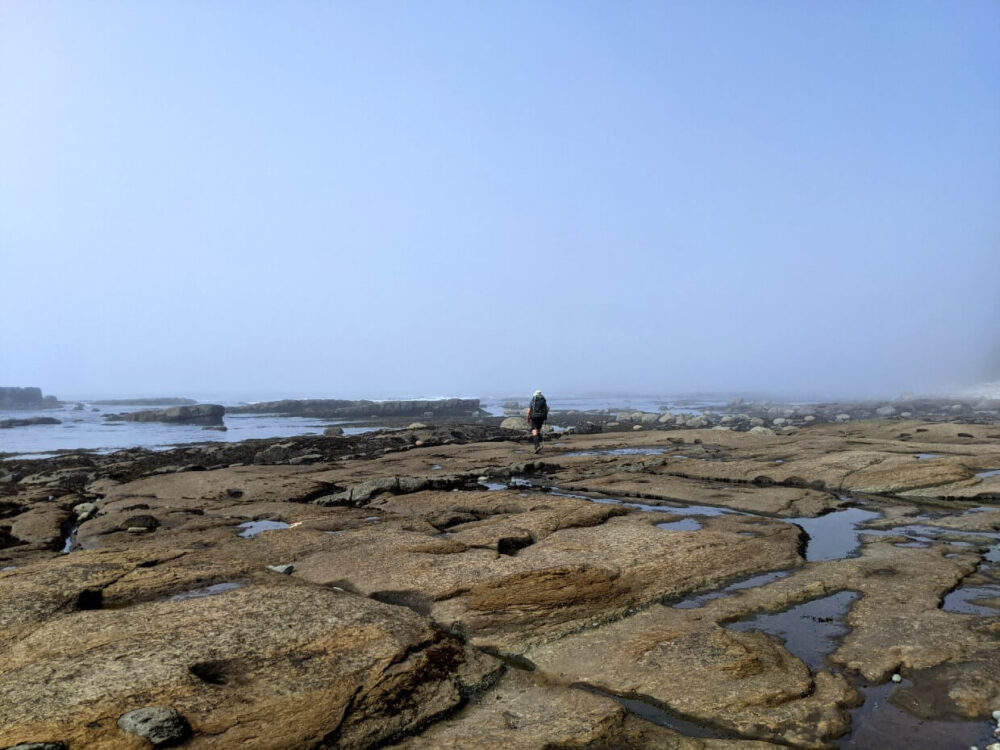 远处的视角，JR徒步从相机岩石架子，与海洋为背景