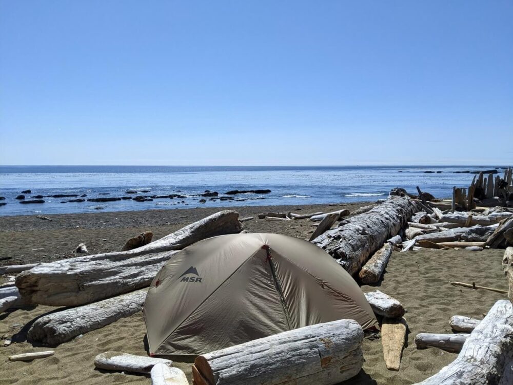 在晴朗的日子，Tsocowis海滩上，在平静的大海前搭起了帐篷
