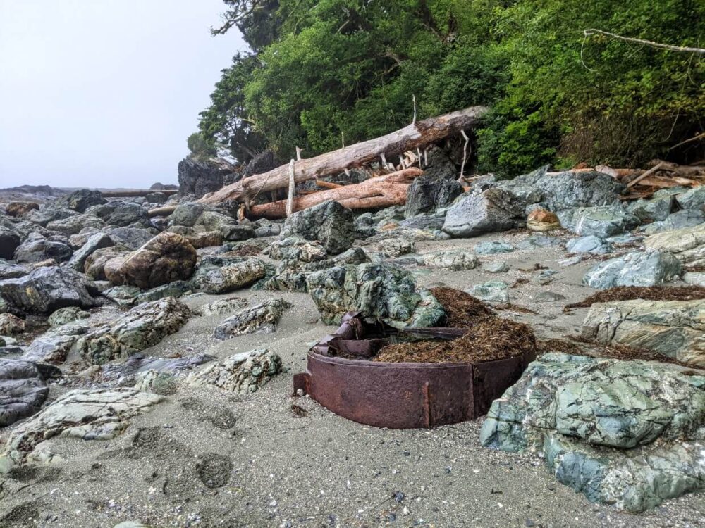 近距离的金属沉船碎片岩石和沙滩上的西海岸小径