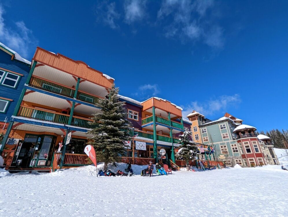 在弗农附近的银星滑雪场，在蔚蓝的天空中仰望色彩斑斓的建筑