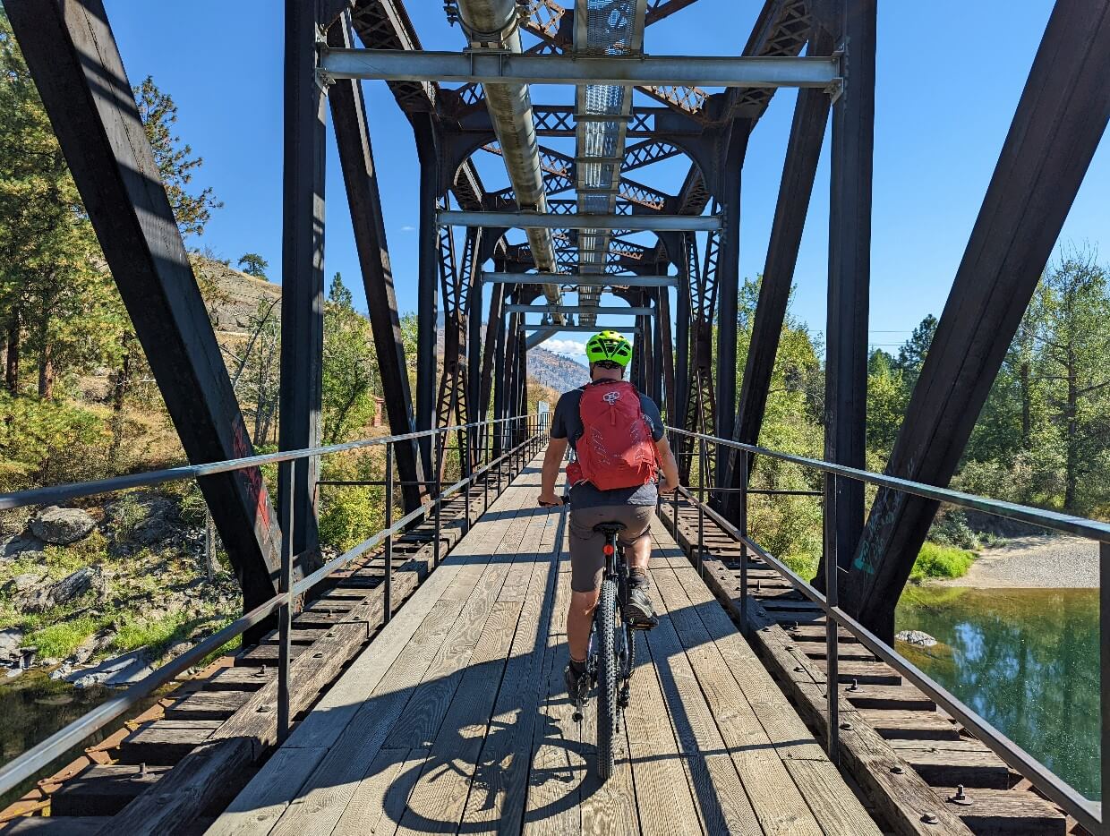 JR在哥伦比亚和西部铁路上骑自行车穿过钢栈桥的后景