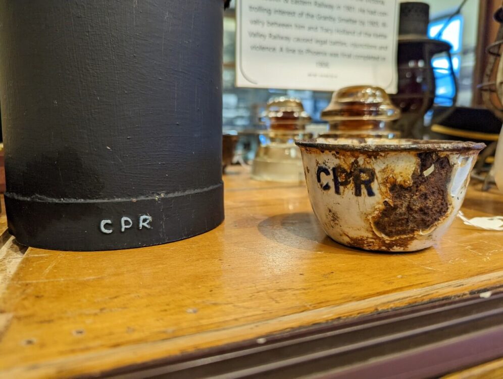 边界博物馆的CPR文物特写，包括左边的黑色烧瓶和右边的白色碗