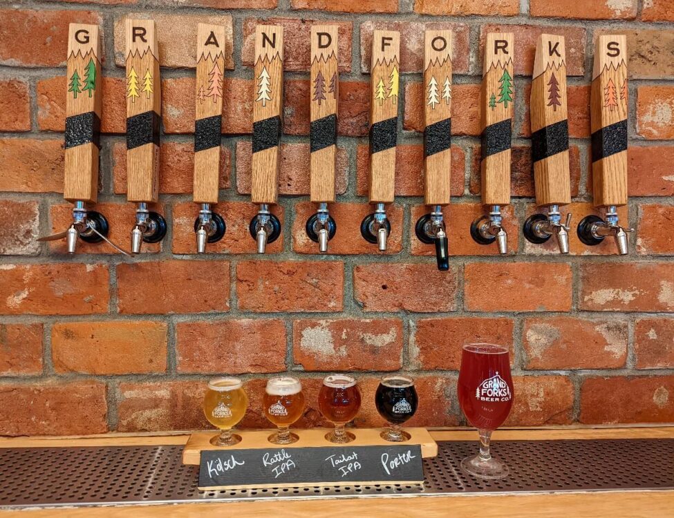 大福克斯啤酒公司敲着砖墙。有十次轻拍，每一次都拼出一个字母“大福克斯”。底部是一排啤酒和一大杯红色康普茶