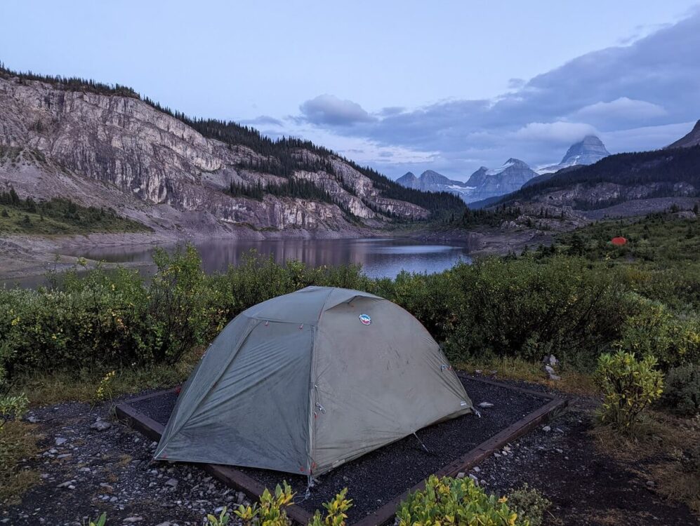 帐篷背面的砾石垫在平静的Og湖前