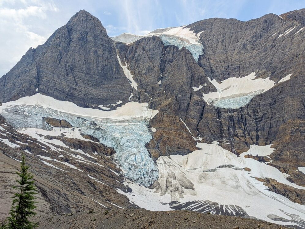 在崎岖的山的一边，洛克沃尔小道上巨大的多层冰川的特写