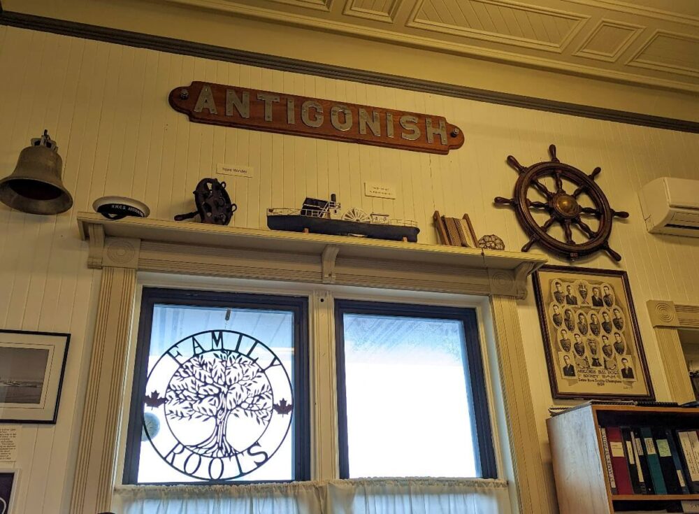 博物馆内部与安提戈尼亚铁路标志附近的天花板，船轮和家谱信息的墙壁