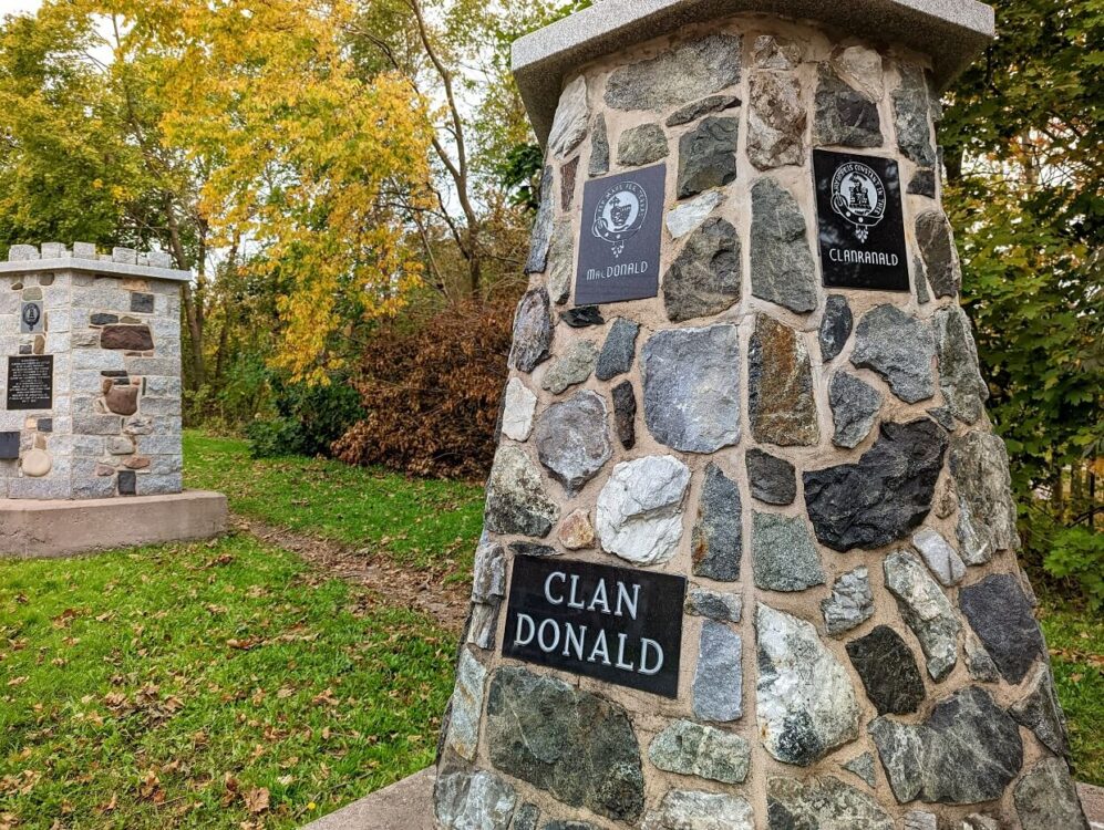新斯科舍省安提戈尼什的凯恩公园里，唐纳德家族标志的石冢近景。背景中可以看到树木，有些已经变成了金黄色