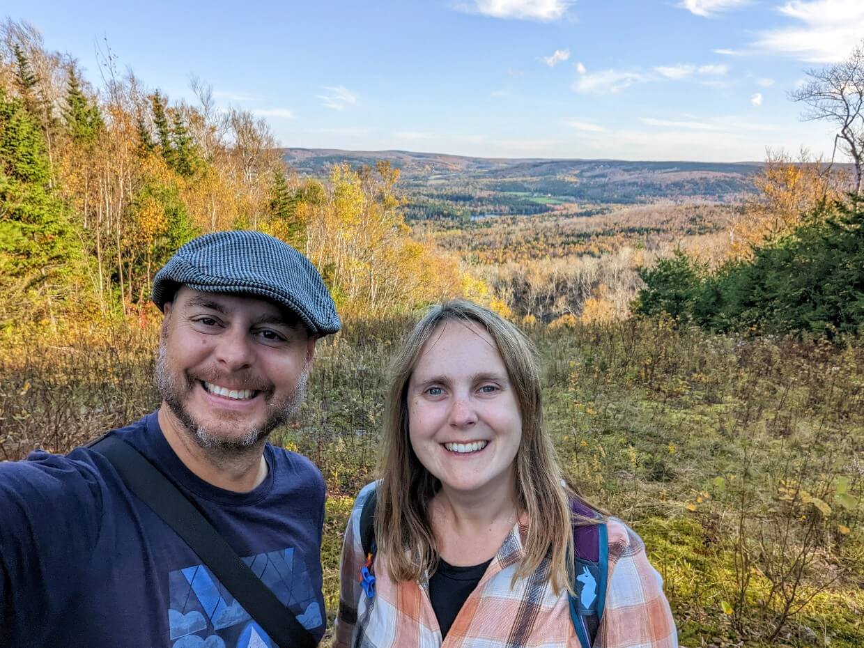 杰玛和JR站在Keppoch山的风景前，群山起伏，秋天的色彩更加突出